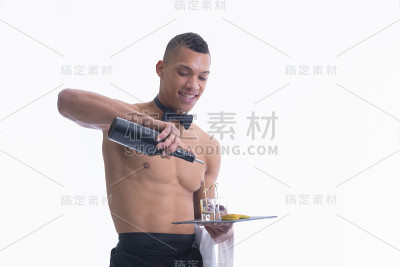 赤膊年轻侍者斟满烈酒的玻璃杯