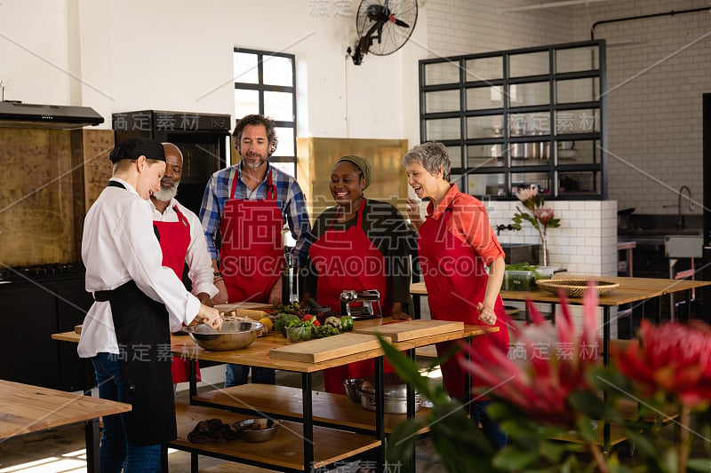 厨师边做饭边讲解