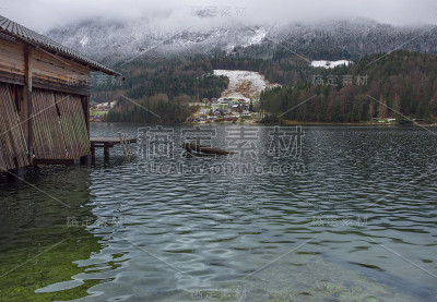 风景如画的奥地利小村庄和Grundlsee，在斯蒂里亚最大的湖，奥地利，设置在美妙的山区景观，在雾气