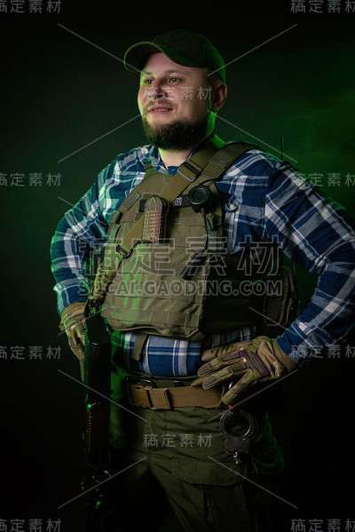 一个身穿盔甲，手持武器的联邦特工
