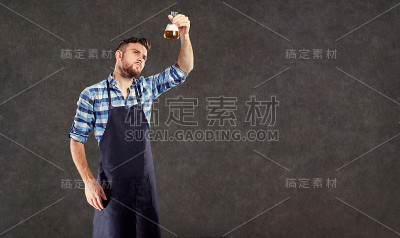 实验室助理酿酒师检查t里的液体