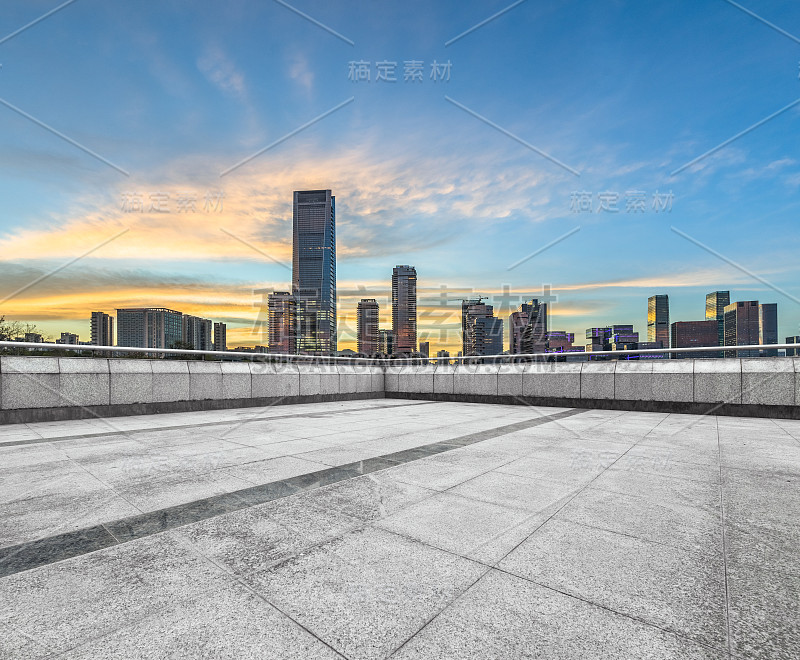 全景天际线和建筑与空的广场层