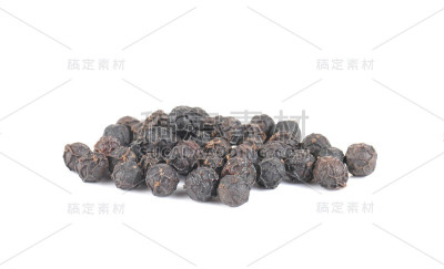 白背景上的胡椒玉米