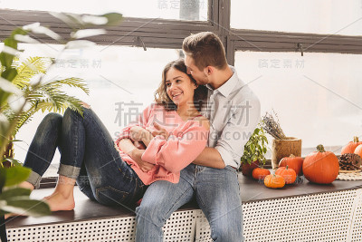 夫妇或婚姻在他的新家透过窗户看