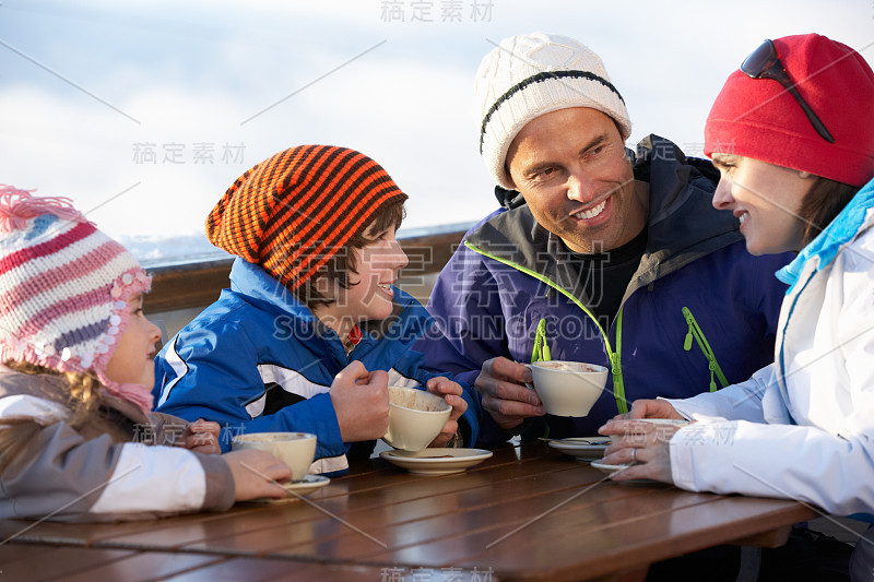 一家人在咖啡厅喝热饮&#233;在滑雪胜地