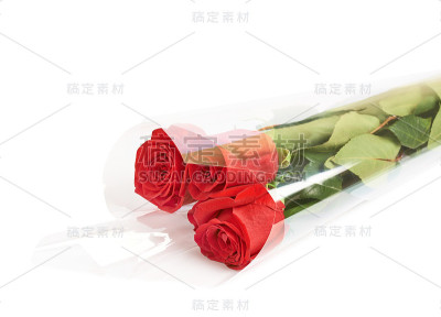 包裹着三朵红玫瑰