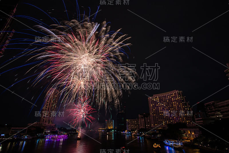 曼谷他信大桥夜景与烟花