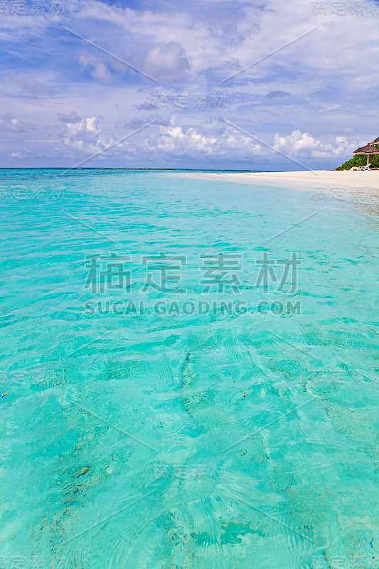 蓝绿色的海水、海岸和多云的天空