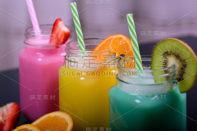 不同颜色的果汁，浆果和水果的健康饮料，健康的生活方式。