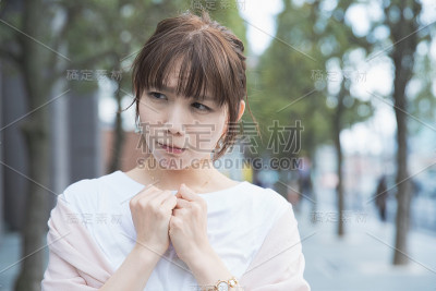 震惊的女人带着悲伤的表情