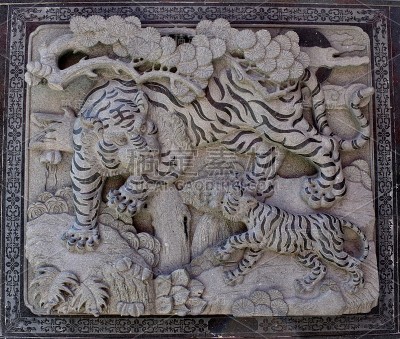 中国寺庙墙上的老虎石雕