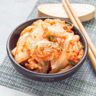 泡菜白菜。韩式开胃菜在陶瓷碗，方形格式