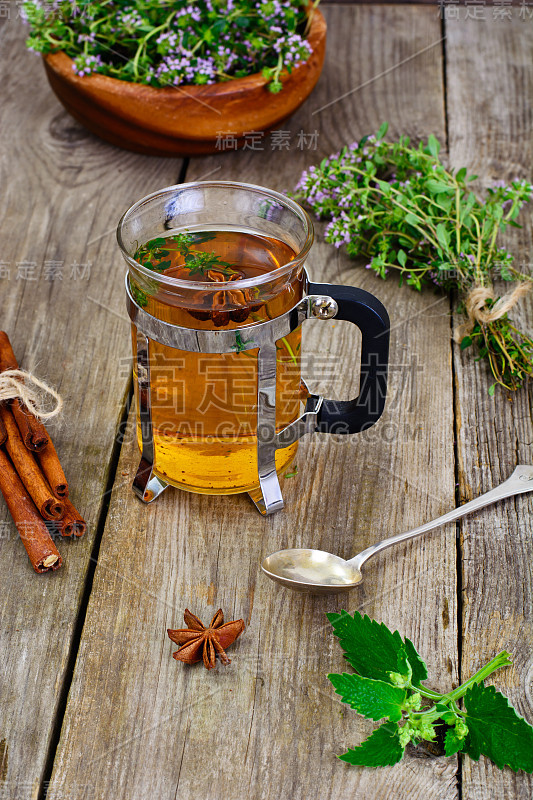 香草茶配百里香，薄荷和肉桂