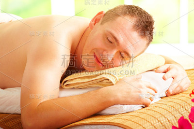 男人在水疗沙龙休息