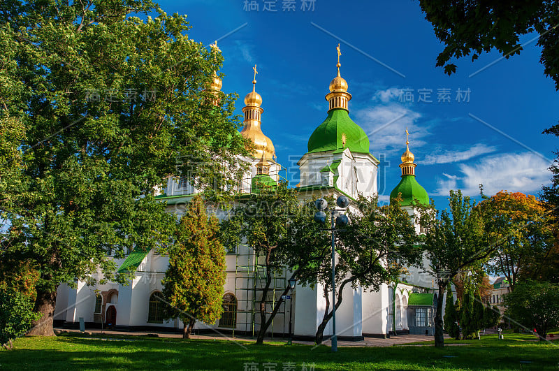 基辅圣索菲亚大教堂映衬着风景如画的天空，乌克兰基辅。联合国教科文组织世界遗产