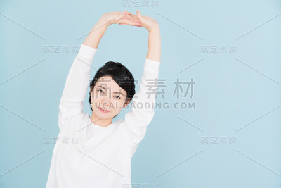 年轻女子伸展身体