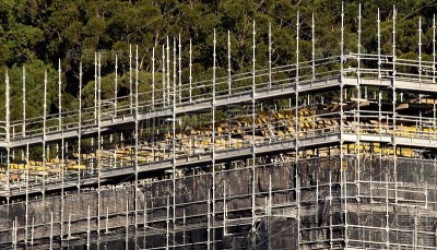 安装地板混凝土模板支撑。澳大利亚比恩圣戈斯福德56-58号新建筑工地的施工进度。2021年4月19日