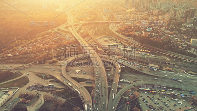 无人机飞行视图的高速公路繁忙的交通