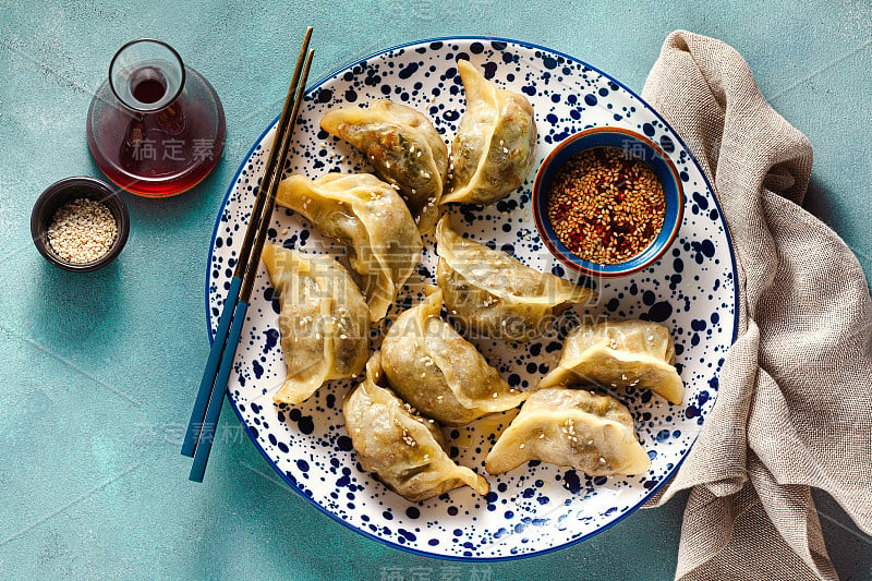 桌上放着麻辣烫的馄饨汤圆。美味的食物