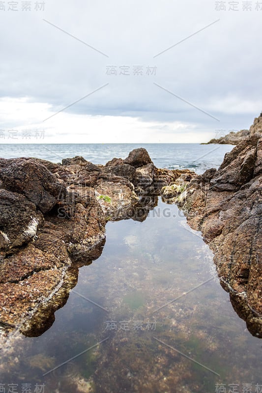 美丽的海景在美丽的岩石之间坐落在西班牙的略雷特德马尔