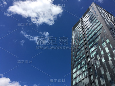 在蓝天下工作。