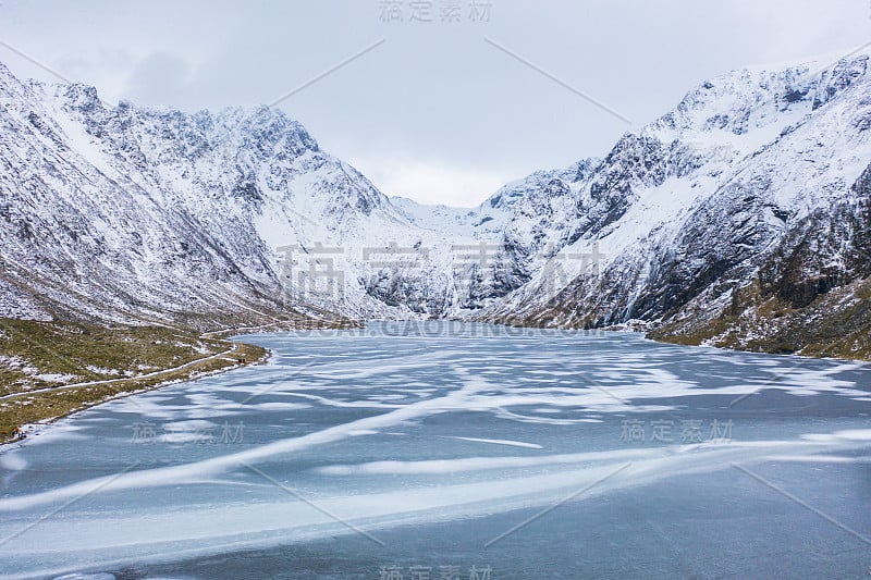 冰川鸟瞰图。欧洲挪威诺德兰郡罗浮敦群岛的冰湖。白雪皑皑的山峦和树木，是冬季自然景观的背景。著名的旅游