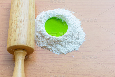 将粉末和绿色混合在一起做饼干
