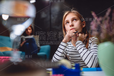 担心的女孩在深夜做作业