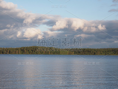 湖的岸边