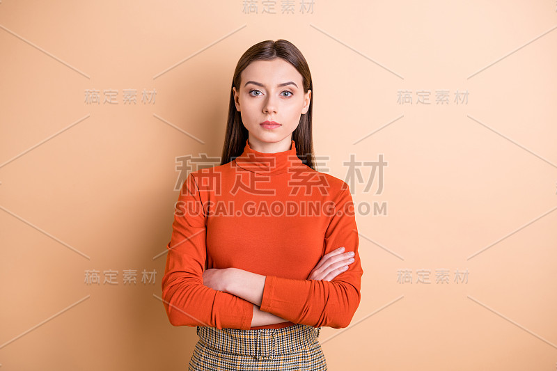 她的肖像她漂亮迷人可爱冷静的内容有经验的熟练的直发女孩专家鲨鱼领袖伙伴专家双臂孤立在米黄色柔和的颜色