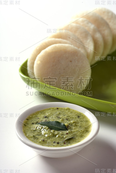 印度菜:Idli配酸辣酱和椰子酸辣酱