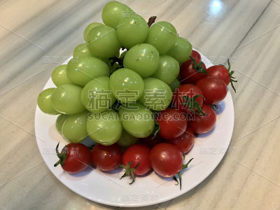 白菜里有绿葡萄和红樱桃番茄