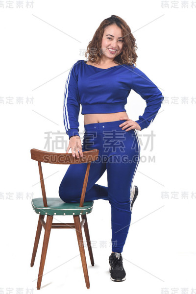 一个在白色背景下玩椅子的女人