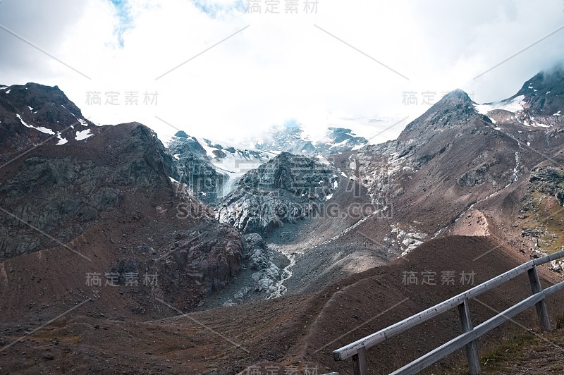 意大利阿尔卑斯山(trentino，意大利，欧洲)的雪山和冰川上的云