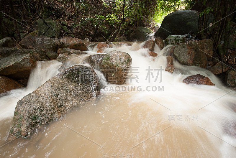 大雨后森林中平滑的瀑布