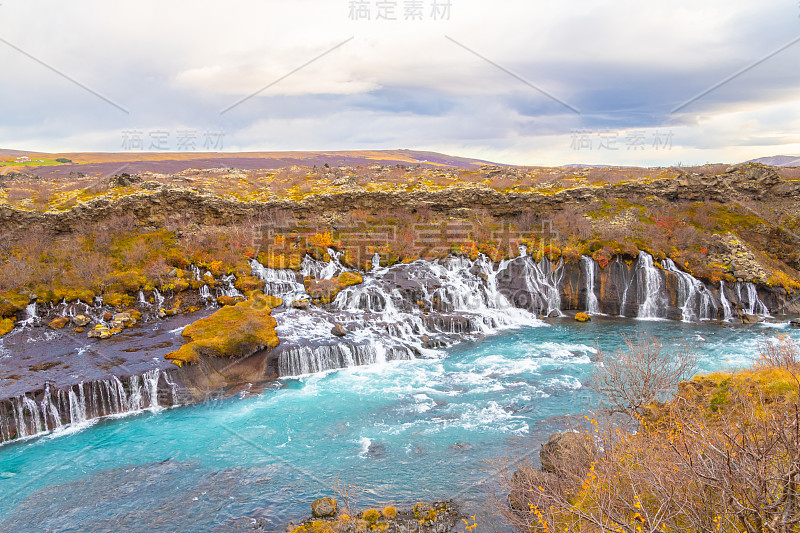 Hraunfossar系列瀑布barnafoss绿松石水收集到跳水池在秋季