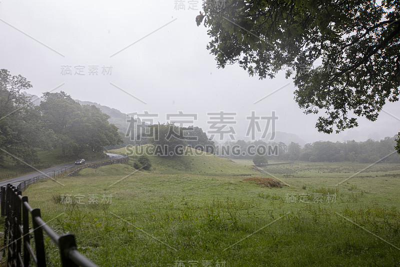 清晨漫步在阴雨绵绵的湖区，