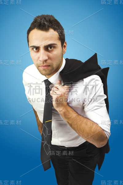 一个严肃的商人肩上拿着外套的肖像