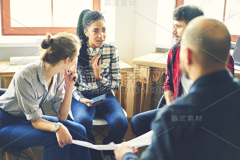 船员的男和女学生交流经验教练使用技术解释信息，多样性组熟练的同事一起讨论项目的想法