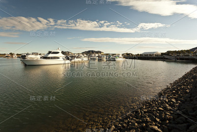 船靠岸停泊
