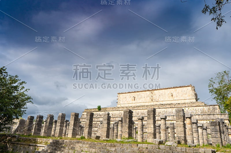 勇士神庙(Templo de los Guerreros)建筑群。奇琴伊察考古遗址。古玛雅文明的建筑