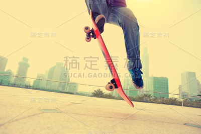 滑板的女人跳