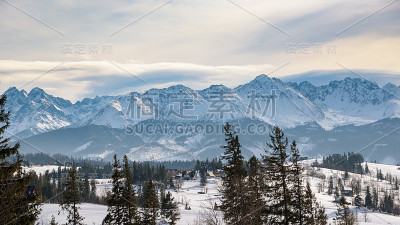 高太特拉山脉的全景冬季景观