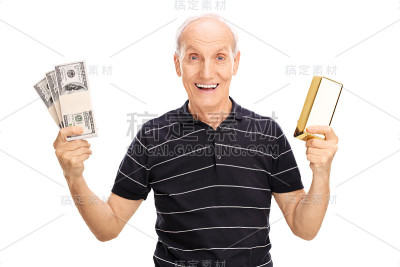 快乐的长者手里拿着钱和金条