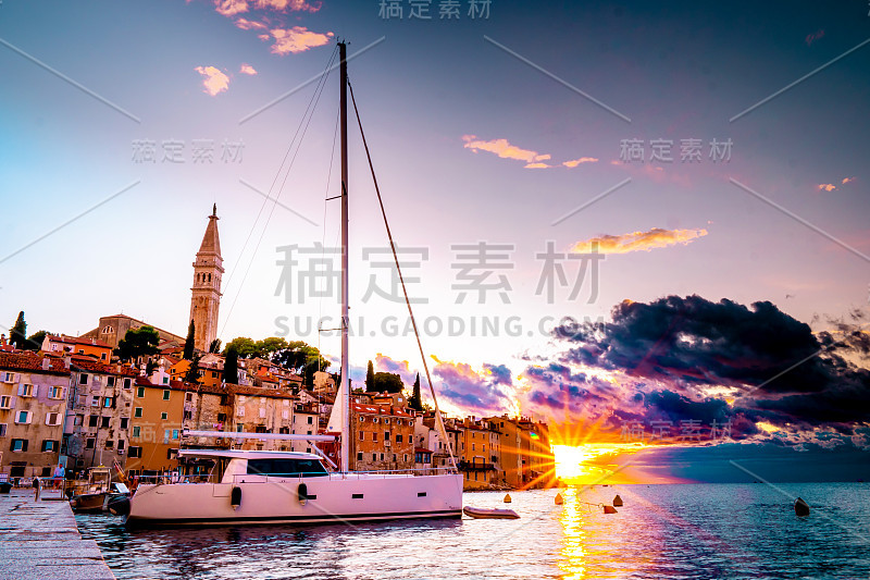 Rovinj Croatia，城市村庄Rovinj Croatia，色彩斑斓的小镇，港口附近有教堂和