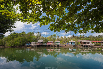 色彩斑斓的小屋