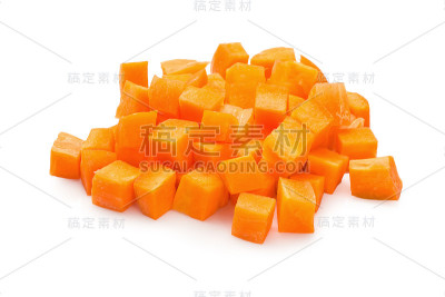白色背景上孤立的切碎的胡萝卜片