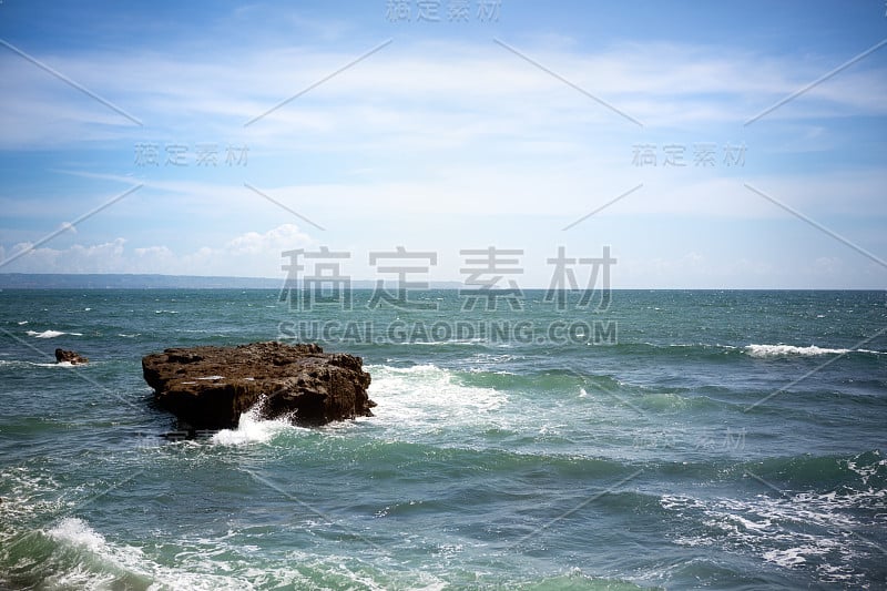 岩石在刮风的日子沿海岸滑行