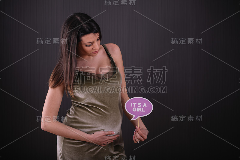 漂亮的孕妇要生女孩了