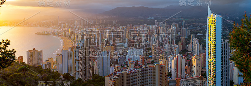 令人惊叹的夏日全景，海滩和著名的摩天大楼。美丽的日落俯瞰城市。科斯塔布兰卡地区。西班牙巴伦西亚阿利坎